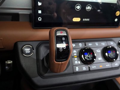 LAND ROVER DEFENDER - 9