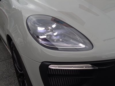 PORSCHE MACAN - 10