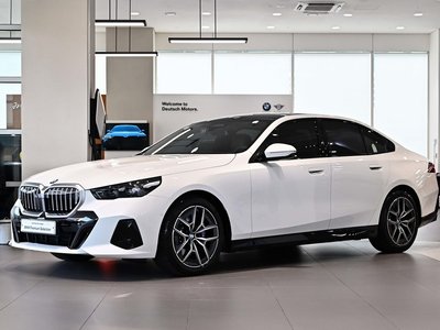 2025 BMW 5 SERIES photo 1