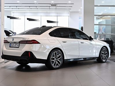 2025 BMW 5 SERIES photo 4