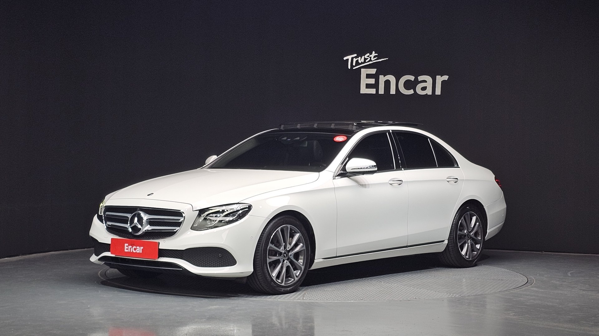 MERCEDES-BENZ E-CLASS - View 1