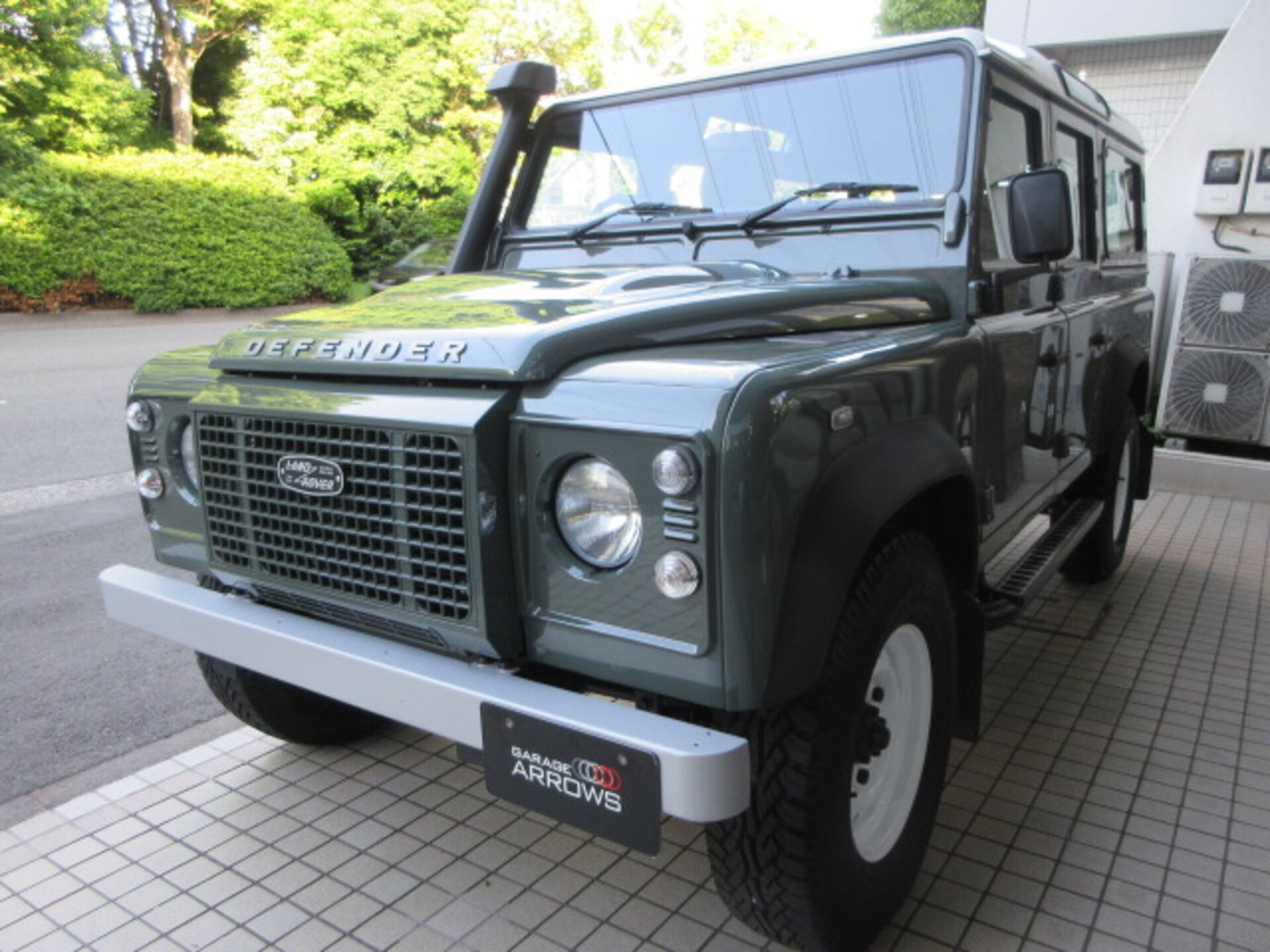 LAND ROVER DEFENDER - View 1