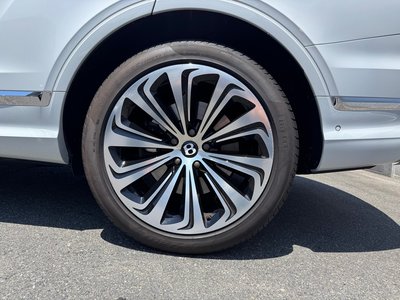 2025 Bentley BENTAYGA photo 9