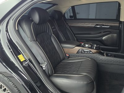 2021 Genesis G90 thumbnail 18