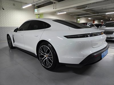 2022 Porsche TAYCAN photo 3