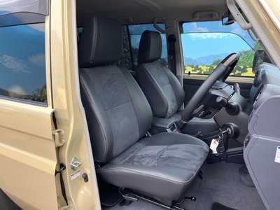 TOYOTA LAND CRUISER 70 - 9