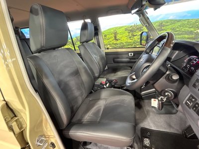 TOYOTA LAND CRUISER 70 - 8