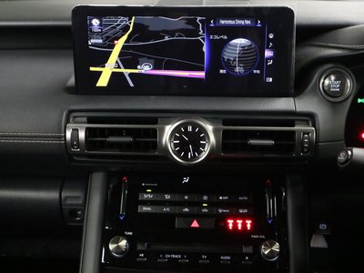 2021 Lexus IS — миниатюра 24