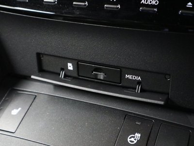 2021 Lexus IS — миниатюра 30