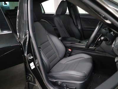 2021 Lexus IS — миниатюра 16
