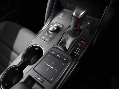 2021 Lexus IS — миниатюра 32
