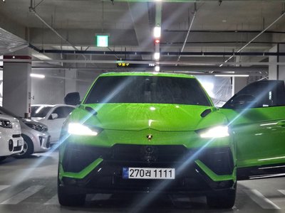 LAMBORGHINI URUS - 4