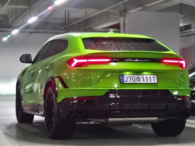 LAMBORGHINI URUS - 8