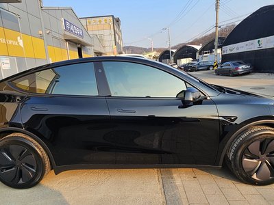 TESLA MODEL Y - 8