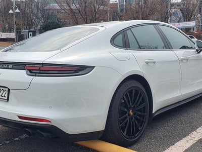 PORSCHE PANAMERA - 4