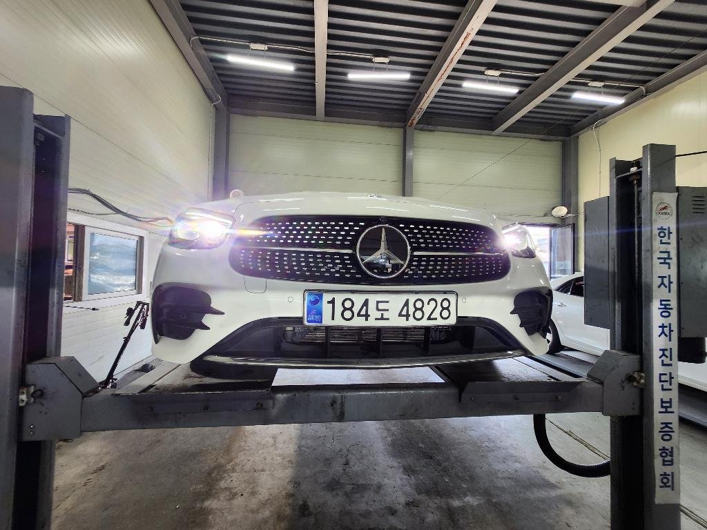 MERCEDES-BENZ E-CLASS - View 1