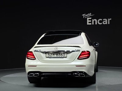 MERCEDES-BENZ E-CLASS - 4