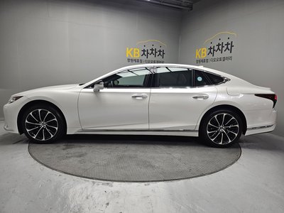 صورة 2 لـ 2022 Lexus LS