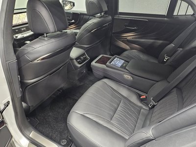صورة 9 لـ 2022 Lexus LS