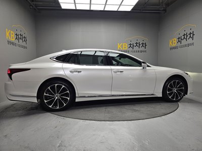 صورة 7 لـ 2022 Lexus LS