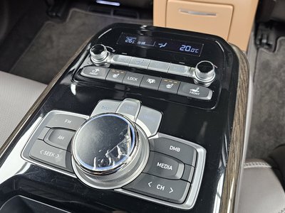 2021 Genesis G90 — миниатюра 31