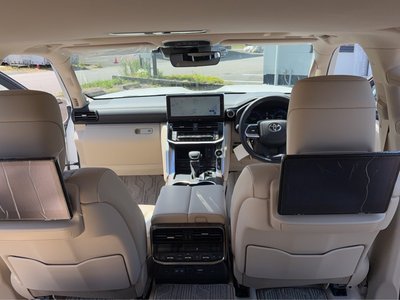 TOYOTA LAND CRUISER 300 - 8