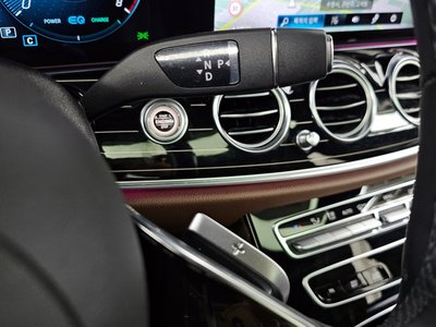 MERCEDES-BENZ E-CLASS - 9