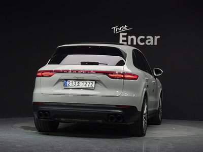 2023 Porsche CAYENNE photo 3
