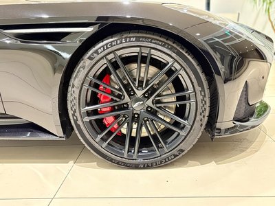 ASTON MARTIN DB12 - 5