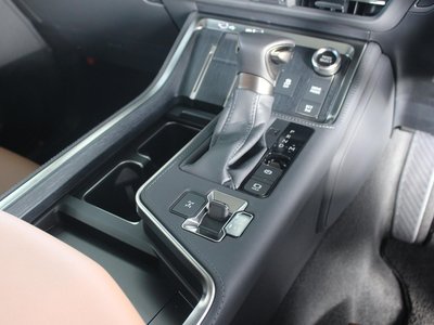 2025 Lexus GX thumbnail 13