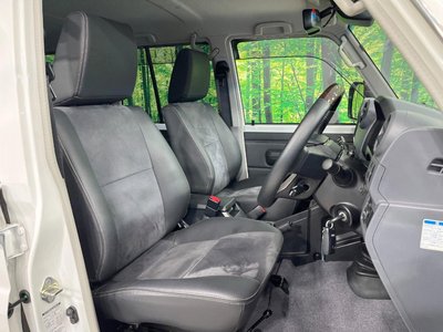 TOYOTA LAND CRUISER 70 - 9