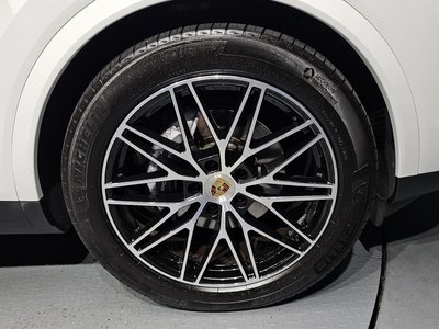 2024 Porsche CAYENNE photo 9
