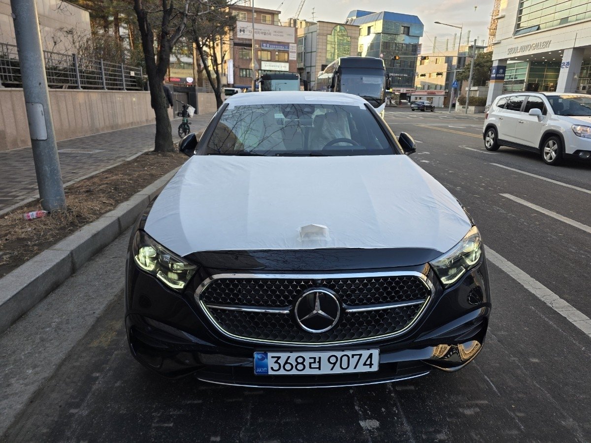 MERCEDES-BENZ E-CLASS - View 1