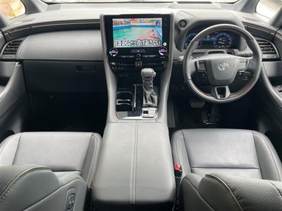 2025 Toyota ALPHARD — фото 2