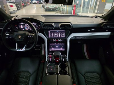 LAMBORGHINI URUS - 5