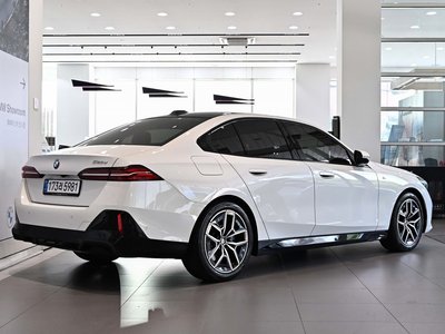 صورة 4 لـ 2025 BMW 5 SERIES