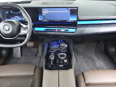 صورة 5 لـ 2025 BMW I5