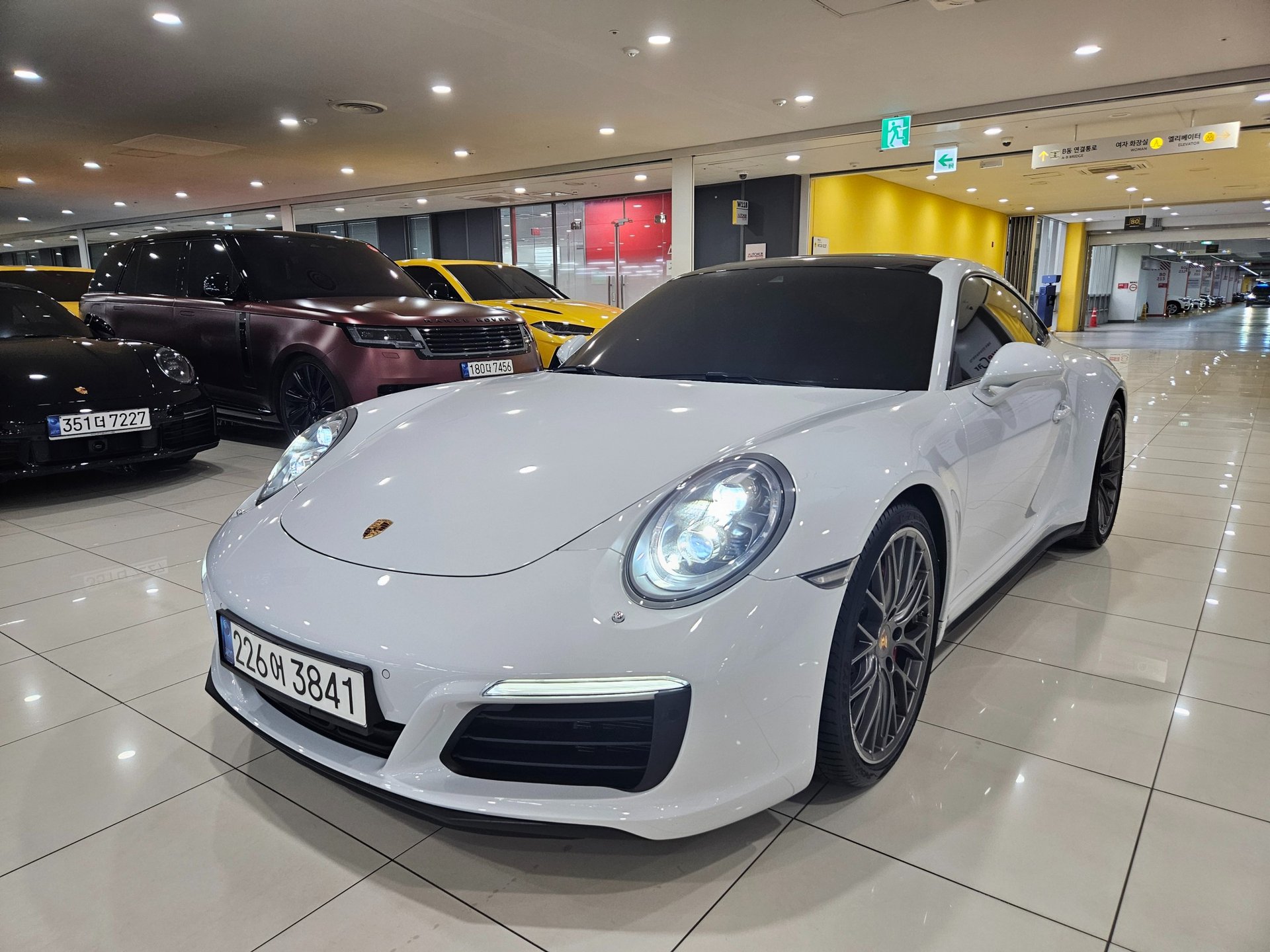 PORSCHE 911 - View 1