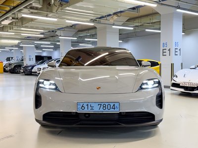 2022 Porsche TAYCAN photo 2