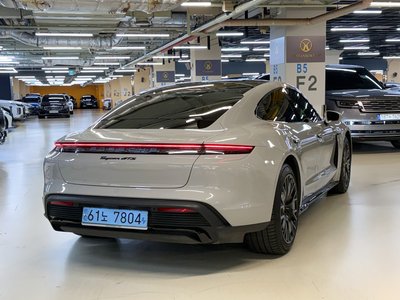 2022 Porsche TAYCAN photo 6