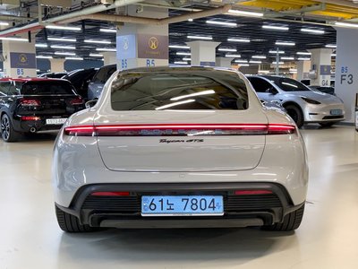 2022 Porsche TAYCAN photo 3