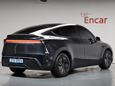 TESLA MODEL Y - 3