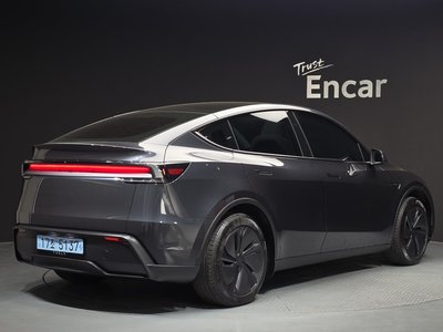 TESLA MODEL Y - 3
