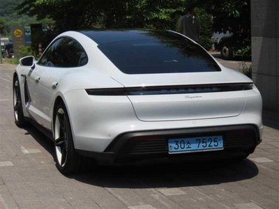 2023 Porsche TAYCAN photo 3