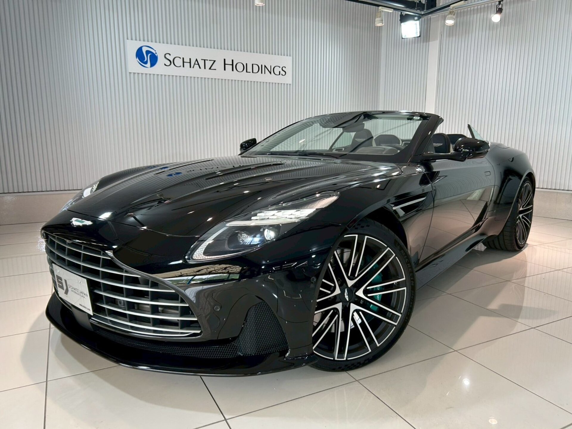 ASTON MARTIN DB12 VOLANTE - View 1