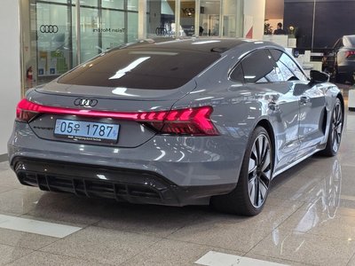 AUDI E-TRON GT - 4