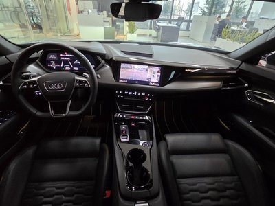 AUDI E-TRON GT - 5