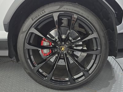 صورة 8 لـ 2024 Lamborghini URUS