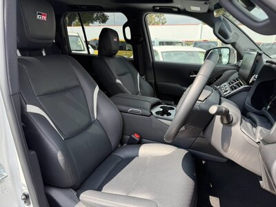 TOYOTA LAND CRUISER 300 - 10