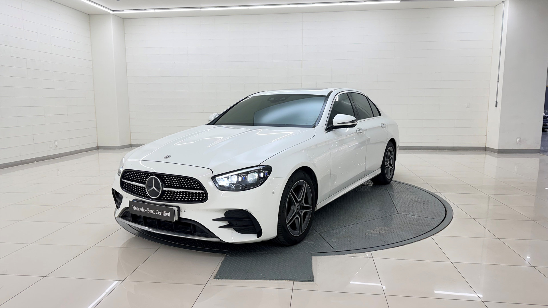 MERCEDES-BENZ E-CLASS - View 1